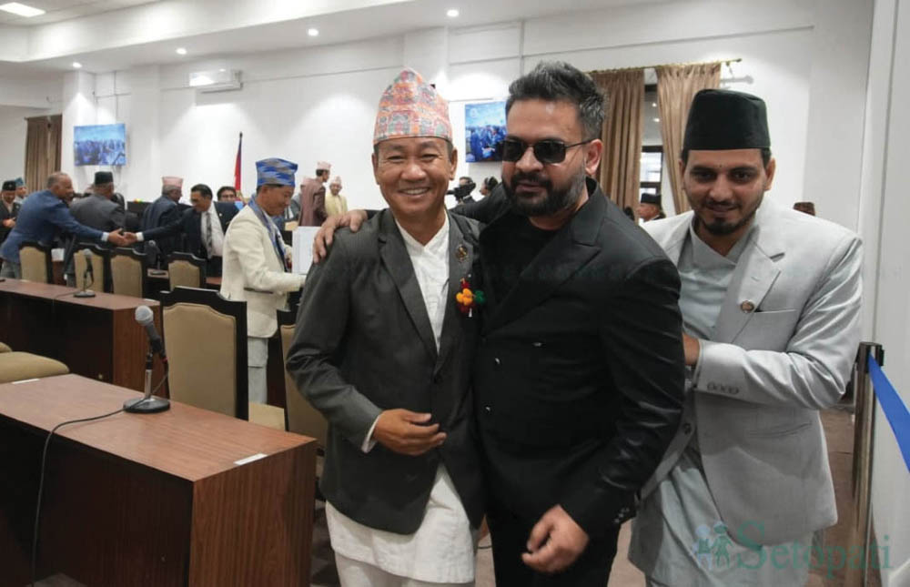 प्रधानमन्त्री बालेन खोज्दै हर्क साम्पाङको विरोध गर्ने स्टाइल