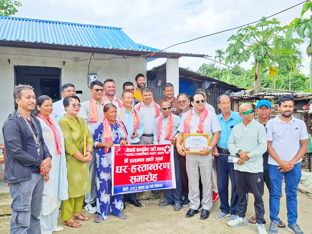 इन्द्र आङ्बोले तीनकोठे घरको चाबी हस्तान्तरण गरे