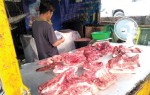 धरानमा व्यवसायी आफैंंले बंगुरको मासुको मूल्य बढाए