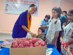 युएन कलेजकी छात्राले पुरस्कारको रकमले आश्रमका बालबालिकालाई शैक्षिक सामग्री वितरण