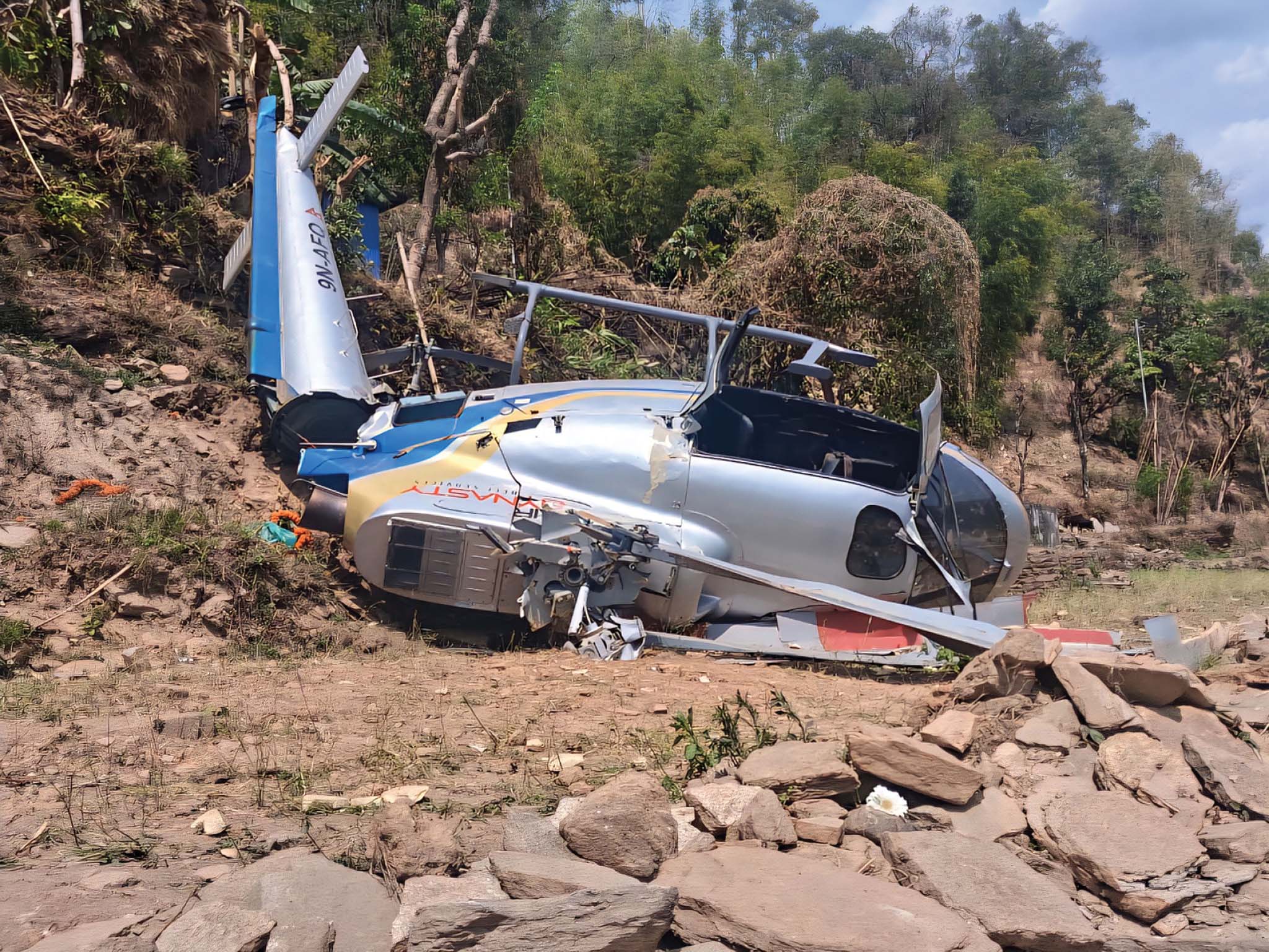 खोटाङमा हेलिकप्टर दुर्घटनाः दुर्घटना लगत्तै चालकले इन्जिन अफ गरेपछि ज्यान जोगियो