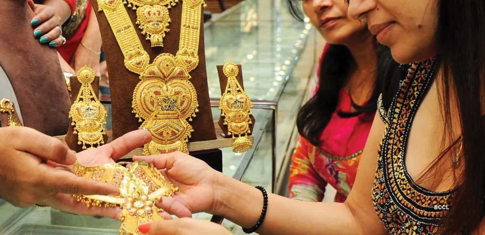 सुनको मूल्य किन घटिरहेको छ ?