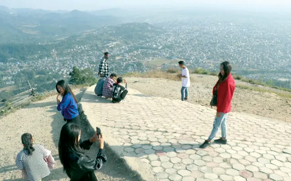 धरानको चिन्डेडाँडामा गर्मीयामसँगै आन्तरिक पर्यटकको चहलपहल