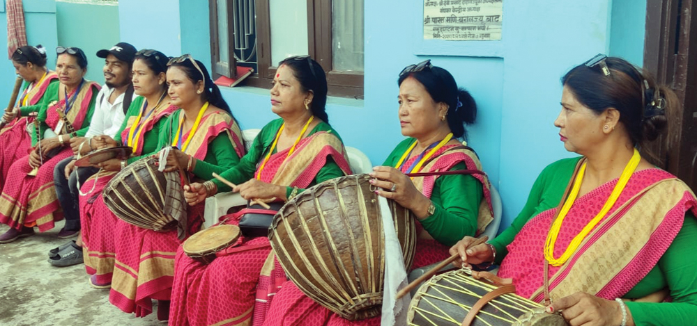 महिलाले बाजा बजाएरै कमाउँछन् एक लाख