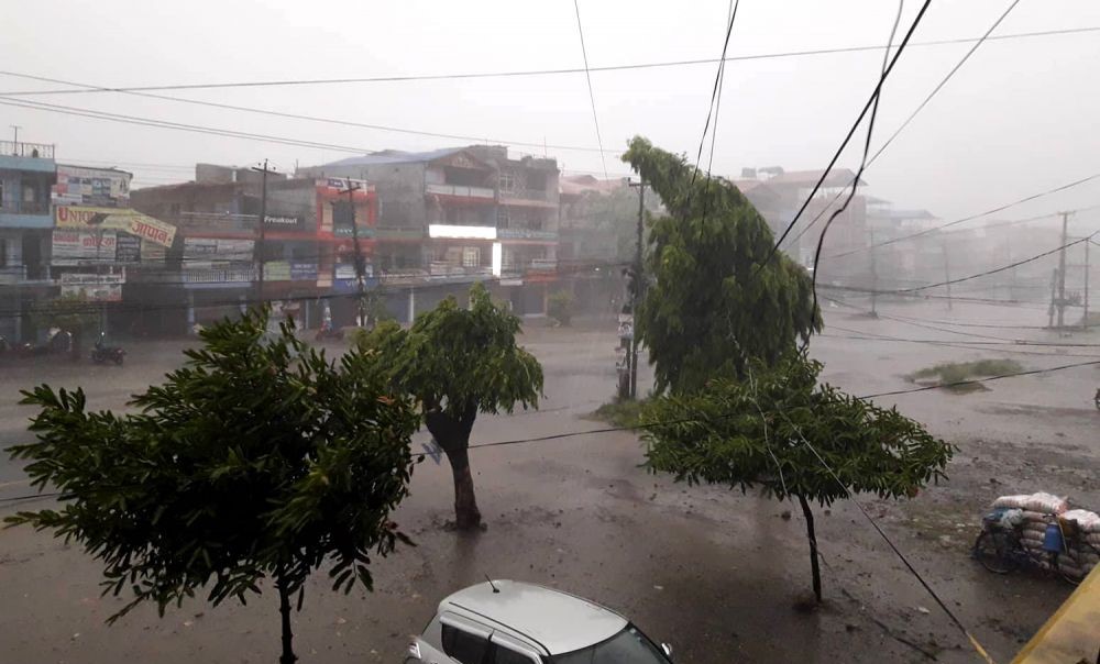 तीव्र गतिको हावाहुरी काठमाडौं हुँदै पूर्व सर्दै