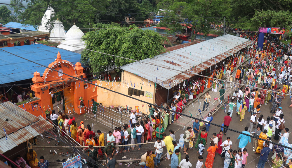 धरानको पिण्डेश्वर मन्दिरमा बोलबम भक्तजनको घुइँचो