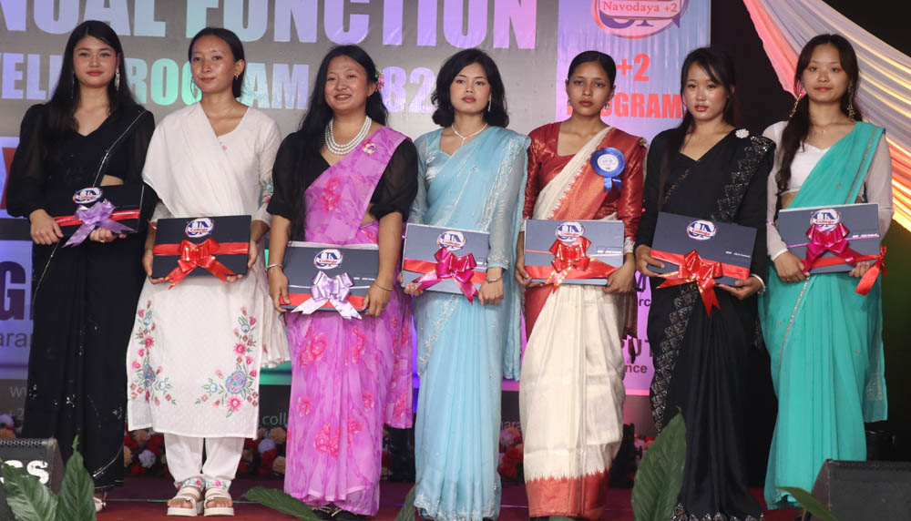 धरानको युएन, नवोदय कलेज १६ औं वार्षिकोत्सव भव्य, १३ जना विद्यार्थीलाई बाँडियो निःशुल्क ल्यापटप