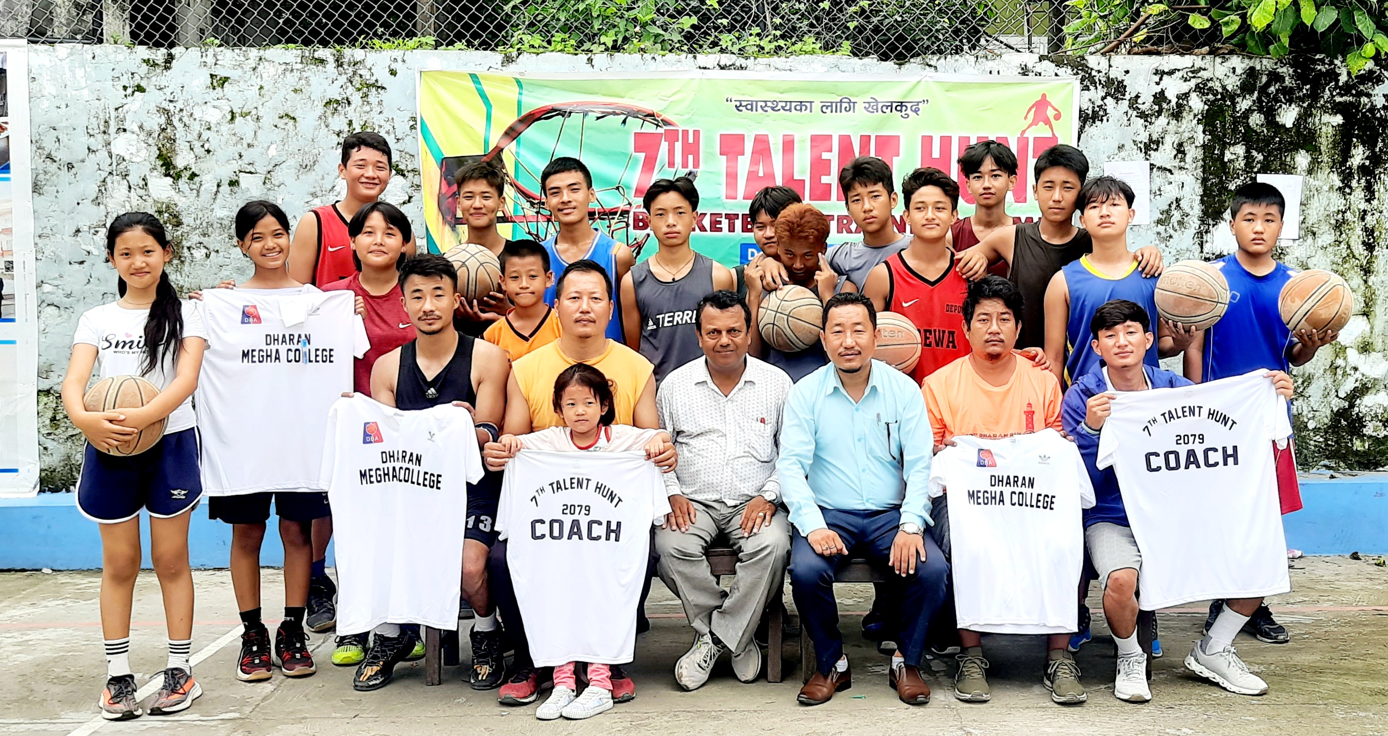 बास्केटबल ट्यालेण्ट हण्टका प्रशिक्षकलाई धरान मेघा कलेज द्धारा टि–सर्ट प्रदान