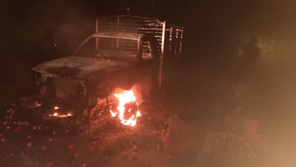 धरानतर्फ तरकारी बोकेर आएको गुडिरहेको सवारीमा आगलागी