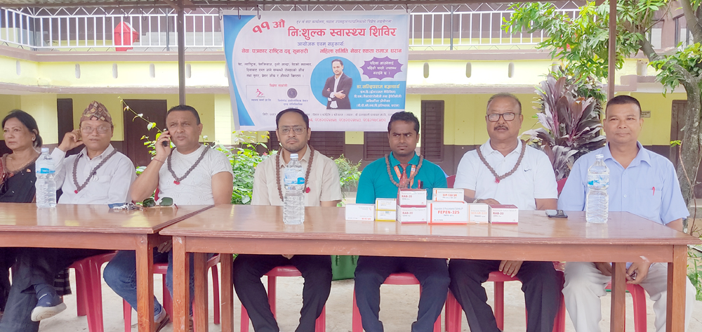 धरान–१४ का बासिन्दालाई पेट निःशुल्क जाँच्दै धराने डाक्टर 