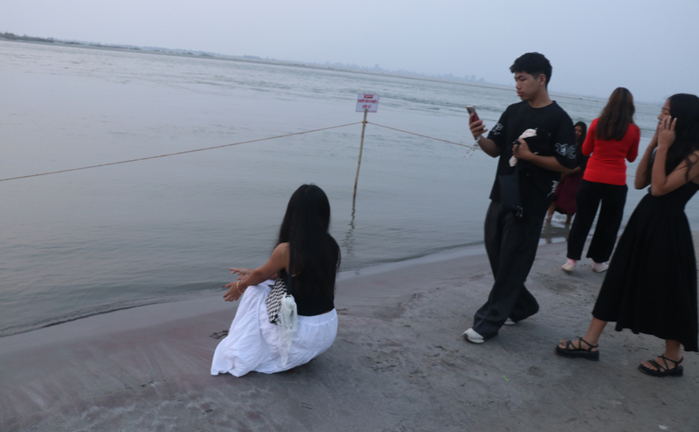 सुनसरीमा बोराबाँधले देखाएको उदाहरण, सूर्यास्त हेर्न आउने बढे