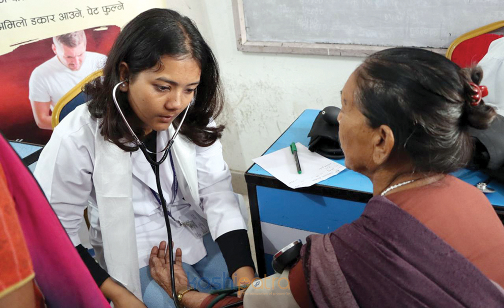 युएन/नवोदय कलेजका विद्यार्थी र अभिभावकलाई निःशुल्क स्वास्थ्य जाँचसहित औषधी वितरण