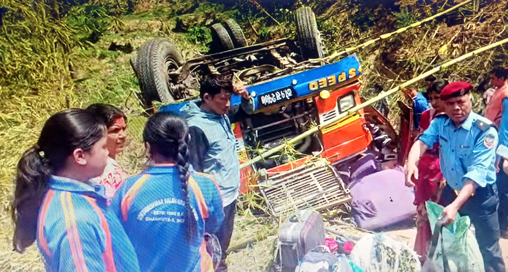 धरानबाट भोजपरतर्फ जाँदै गरेको यात्रु बाहक बस दुर्घटनामा परी एकजनाको मृत्यु, १३ जना घाइते