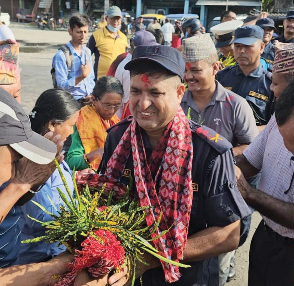 सुनसरीमा जेनजी आन्दोलनपछि  कार्यालय छाडेका प्रहरी फर्किदा फूलमाला, खादा र अबिर लगाएर भव्य स्वागत