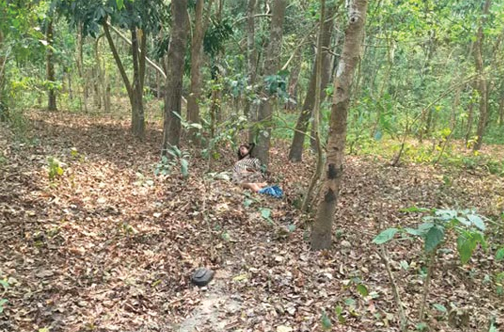 धरानमा रुखको फेदमा अडेस लागेको अवस्थामा शव : घाँटीमा चोट, हत्याको आशंका