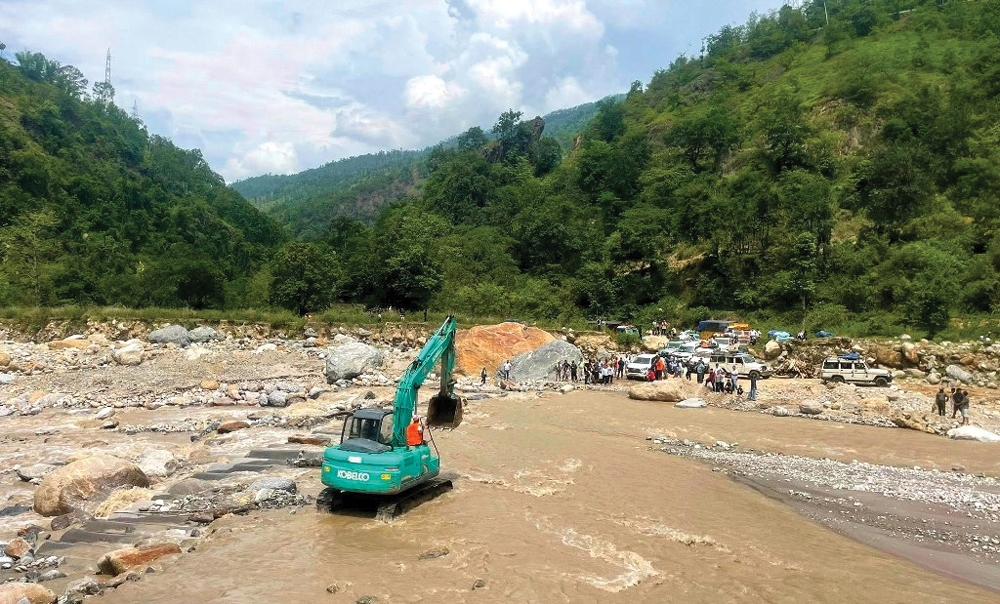 ताप्लेजुङमा बाढीले बेलिब्रिज बगायो, आउजाउ ठप्प