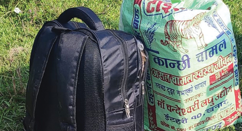 चामलको बोरा र झोलामा गाँजा