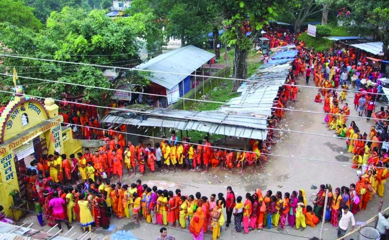 धरानको पिण्डेश्वरमा भक्तजनको घुइँचो 