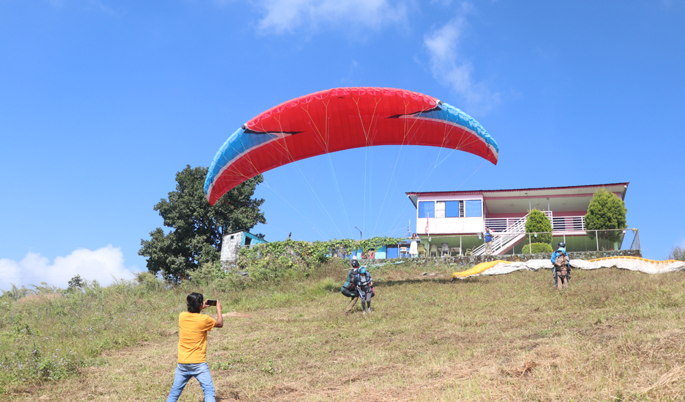 धरानमा मौसम खुलेसँगै प्याराग्लाइडिङ नियमित उडान