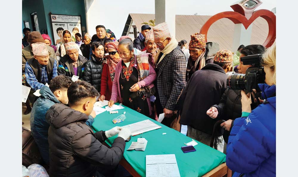 डा. रुइत गृह जिल्लामा आँखाका बिरामीको शल्यक्रिया गर्दै